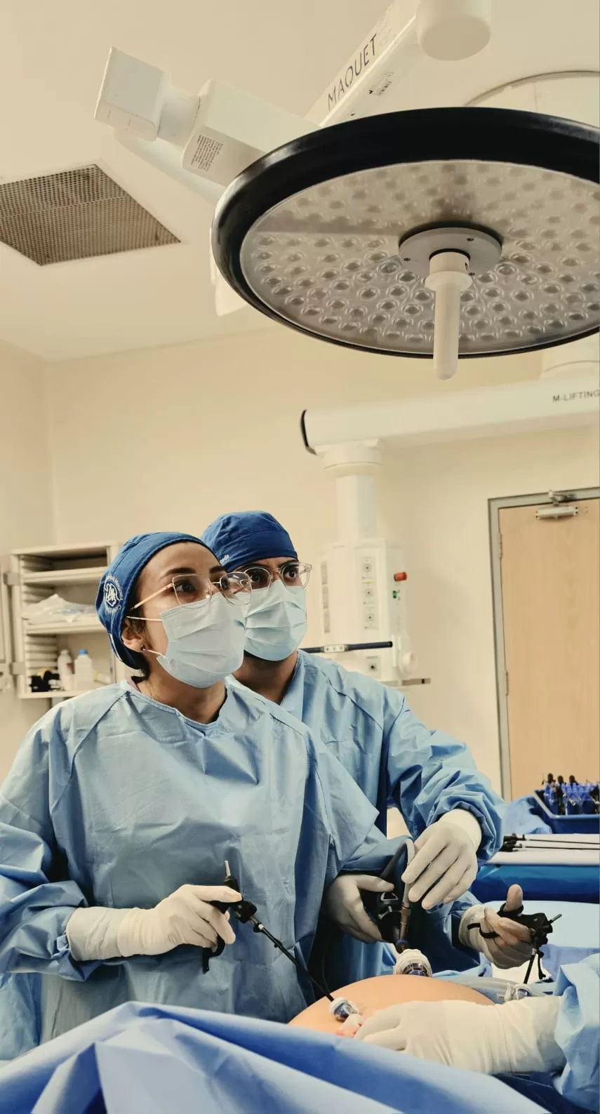 Cirujano especialista en hernias durante procedimiento