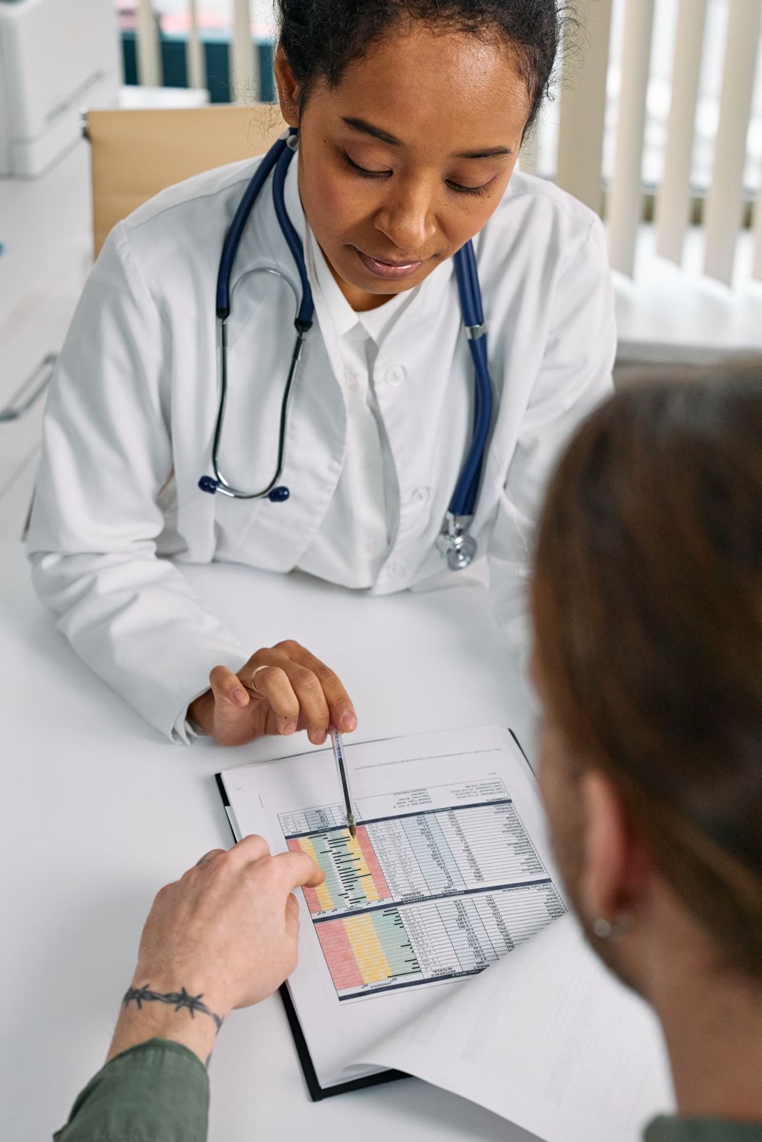Doctora explicando tratamiento a paciente